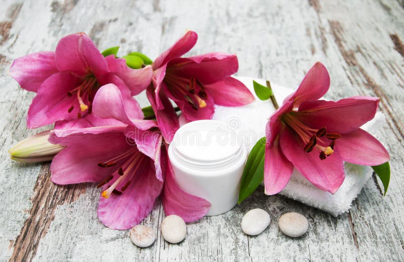 Kosmetische Creme und rosa Lilienblume lizenzfreies stockfoto Kosmetische Creme und rosa Lilienblume lizenzfreies stockfoto