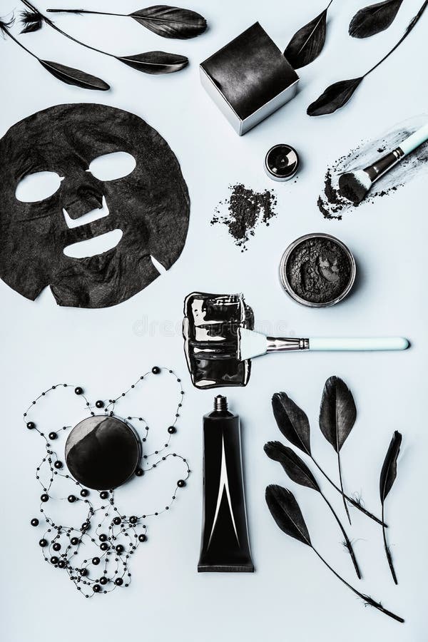Kosmetische im Gesichtprodukte der Schönheit mit Aktivkohle: Pulver, schwarze Hauptmaske, Blattmaske und Schönheitswerkzeugzubehö