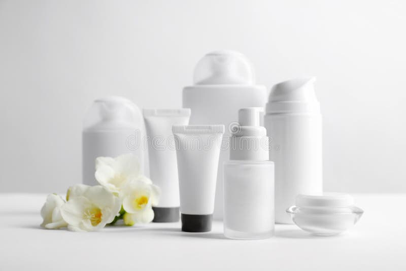 Kosmetische Produkte auf Tabelle