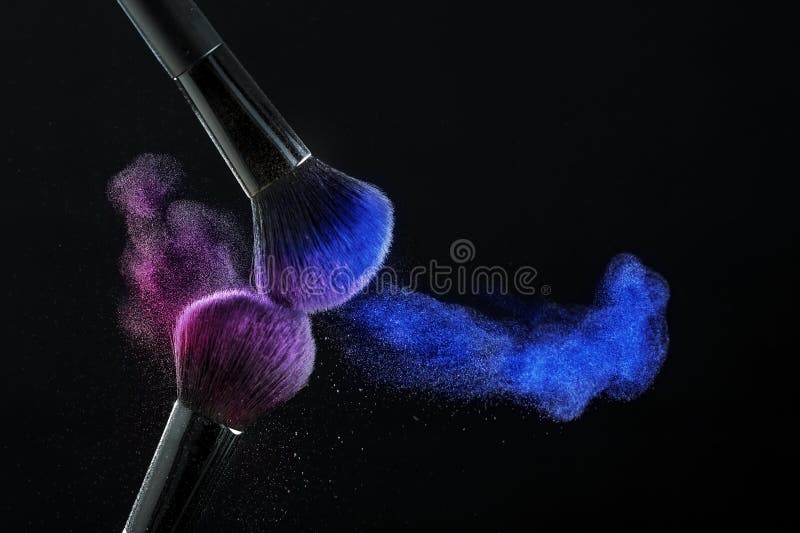 Kosmetische Schatten von verschiedenen Farben, rot und blau, Fliege weg von zwei Make-upb?rsten, die ein fantastisches Muster auf lizenzfreies stockfoto Kosmetische Schatten von verschiedenen Farben, rot und blau, Fliege weg von zwei Make-upb?rsten, die ein fantastisches Muster auf lizenzfreies stockfoto