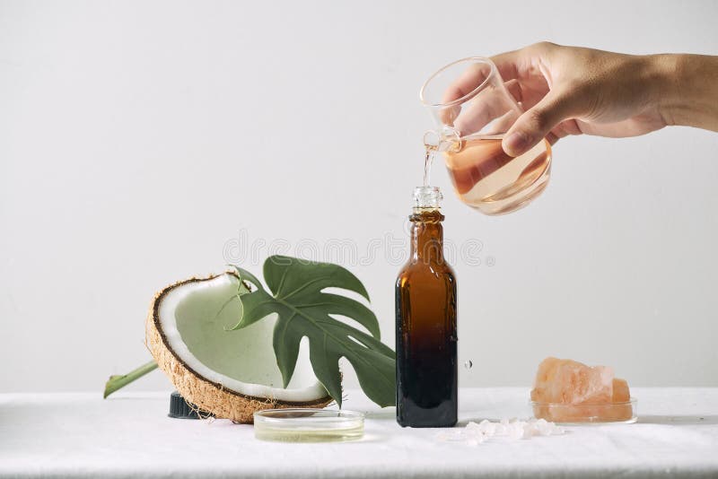 Kosmetisk naturskincare och aromatherapy för nödvändig olja organisk naturvetenskapskönhetsprodukt Växt- alternativ medicin arkivfoto Kosmetisk naturskincare och aromatherapy för nödvändig olja organisk naturvetenskapskönhetsprodukt Växt- alternativ medicin arkivfoto