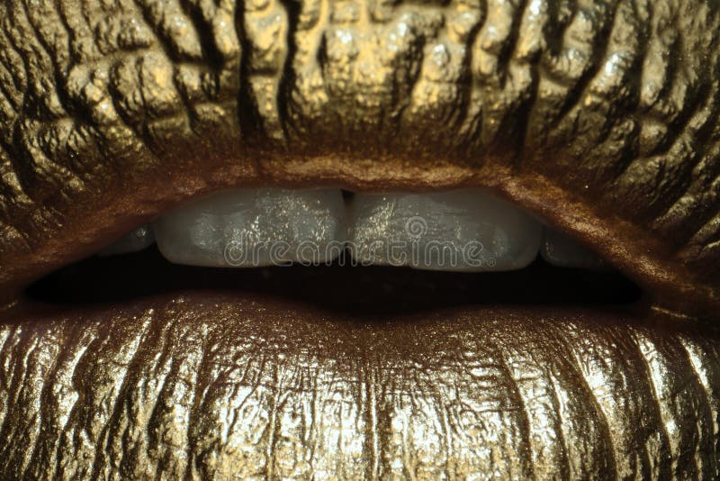 Kosmetiska produkter och smink. Makronära guld läppstift och glans. sexiga och sensuella läppar. Guldlippor. arkivfoto