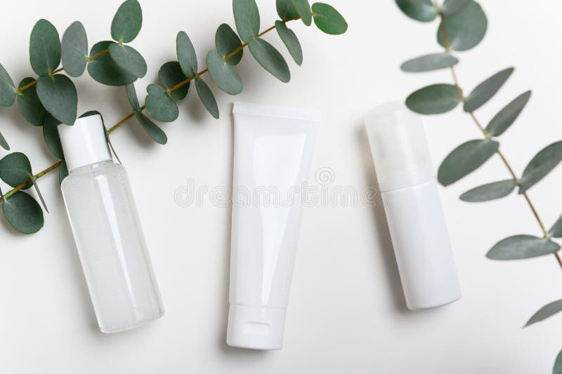 Kosmetiska produktflaskor på vit bakgrund, översida Ytkräm, mask Mikrot vatten i genomskinlig behållare Nedre mockup royaltyfri fotografi Kosmetiska produktflaskor på vit bakgrund, översida Ytkräm, mask Mikrot vatten i genomskinlig behållare Nedre mockup royaltyfri fotografi