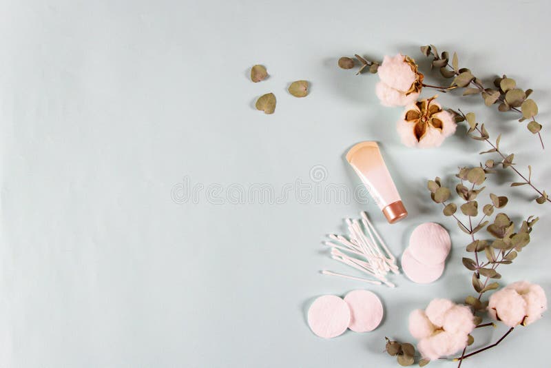 Kosmetiska SPA-produkter - krämburk, eukalyptus blad, bomullsblommor, yngel, öronpinnar mot ljus bakgrund Naturlig arkivbilder Kosmetiska SPA-produkter - krämburk, eukalyptus blad, bomullsblommor, yngel, öronpinnar mot ljus bakgrund Naturlig arkivbilder