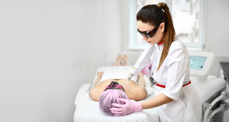 Kosmetologen i säkerhetsexponeringsglas utför ett kosmetiskt tillvägagångssätt på patientens framsida med medicinsk laser i skönh arkivbilder Kosmetologen i säkerhetsexponeringsglas utför ett kosmetiskt tillvägagångssätt på patientens framsida med medicinsk laser i skönh arkivbilder