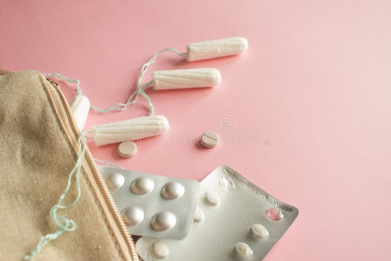 Kosmetyczna torba lub torebka z tamponami, antykoncepcyjny i b?lowymi pigu?kami, Set w przypadku miesi?czki zdjęcie royalty free Kosmetyczna torba lub torebka z tamponami, antykoncepcyjny i b?lowymi pigu?kami, Set w przypadku miesi?czki zdjęcie royalty free
