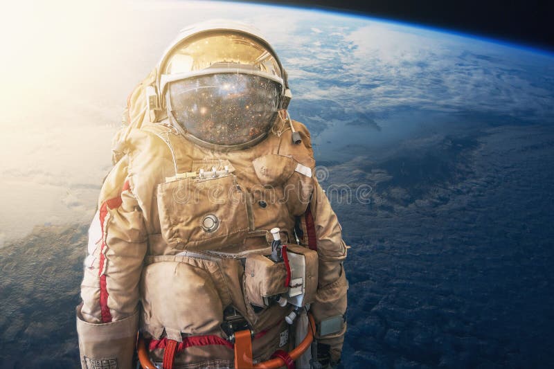 Kosmonaut eller astronaut eller rymdmannar i hjälm vid jordens bakgrundsvy från yttre rymden Element i den här bilden royaltyfri fotografi Kosmonaut eller astronaut eller rymdmannar i hjälm vid jordens bakgrundsvy från yttre rymden Element i den här bilden royaltyfri fotografi