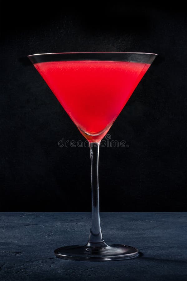 Kosmopolitischer Cocktail mit Wodka und Cranberry Saft in einem eleganten Glas lizenzfreie stockbilder