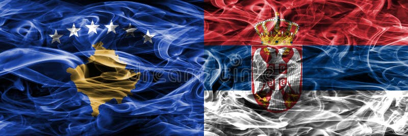 Kosovo gegen die Serbien-Rauchflaggen nebeneinander gesetzt lizenzfreie stockfotografie Kosovo gegen die Serbien-Rauchflaggen nebeneinander gesetzt lizenzfreie stockfotografie