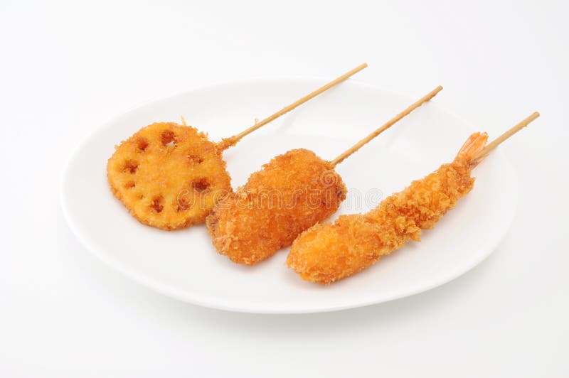 Kosshikatsu friterade grönsaker och kött på tallrik på vit bakgrund arkivfoton Kosshikatsu friterade grönsaker och kött på tallrik på vit bakgrund arkivfoton