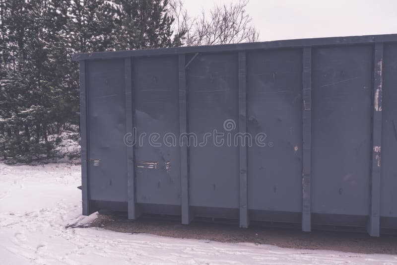 Kosz na śmieci przy stroną ulica w zimie - rocznika retro skutek zdjęcie stock Kosz na śmieci przy stroną ulica w zimie - rocznika retro skutek zdjęcie stock