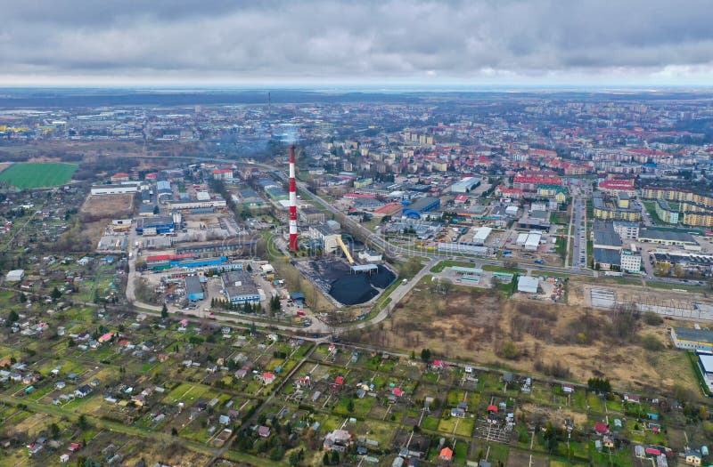 Koszalin Polen - 25 mars 2019 - flyg- sikt på Koszalin stadspanorama med kolonilotter, fabrikstegelstenlampglaset och kvarteret arkivfoton Koszalin Polen - 25 mars 2019 - flyg- sikt på Koszalin stadspanorama med kolonilotter, fabrikstegelstenlampglaset och kvarteret arkivfoton