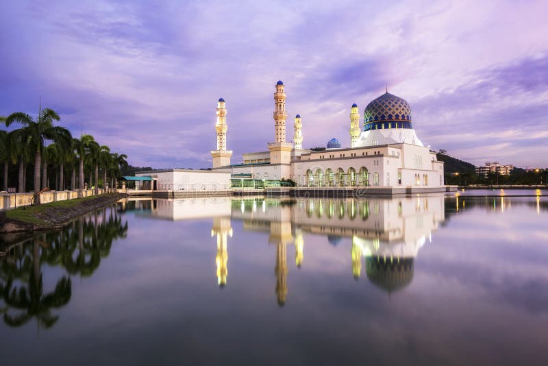 Kota Kinabalu City Mosque en la puesta del sol en Sabah, Borneo, Malasia imágenes de archivo libres de regalías Kota Kinabalu City Mosque en la puesta del sol en Sabah, Borneo, Malasia imágenes de archivo libres de regalías
