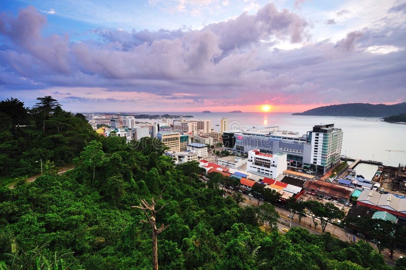  Kota  Kinabalu Cityscape Bei Sonnenuntergang Stockfoto 