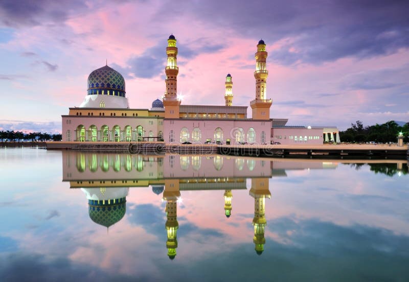 Kota Kinabalu Floating Mosque Bei Sonnenuntergang Stockfoto - Bild von