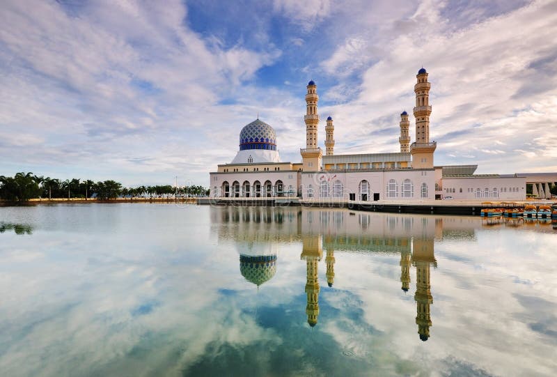 Kota Kinabalu Sabah Floating Mosque royaltyfria bilder Kota Kinabalu Sabah Floating Mosque royaltyfria bilder