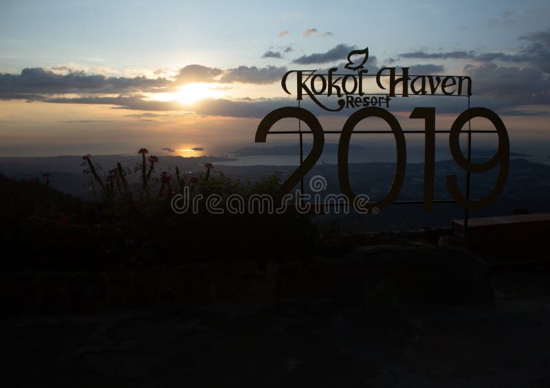 Kota Kinabalu, Sabah/Malaysia - 18. Oktober 2019: Schönschöne Aussicht auf die Kota Kinabalu Landschaft während Sonnenuntergang v lizenzfreie stockfotografie Kota Kinabalu, Sabah/Malaysia - 18. Oktober 2019: Schönschöne Aussicht auf die Kota Kinabalu Landschaft während Sonnenuntergang v lizenzfreie stockfotografie