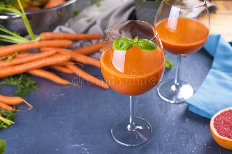 Koteletten van wortelen voor ontbijt Vegetarisch gezond voedsel De lentegroenten en sappen Grapefruit en basilicum Vrije ruimte v stock foto's Koteletten van wortelen voor ontbijt Vegetarisch gezond voedsel De lentegroenten en sappen Grapefruit en basilicum Vrije ruimte v stock foto's
