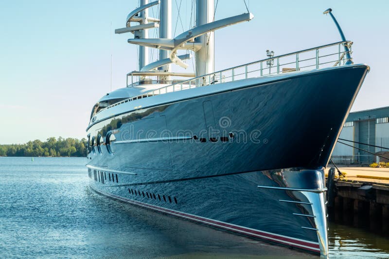 Kotka (Finlandia) - 28 de agosto de 2019: Yate de lujo Black Pearl amarrado en el puerto de Kotka foto de archivo Kotka (Finlandia) - 28 de agosto de 2019: Yate de lujo Black Pearl amarrado en el puerto de Kotka foto de archivo