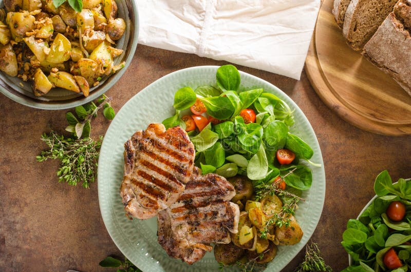 kotleciki piec na grillu wieprzowinę zdjęcia stock kotleciki piec na grillu wieprzowinę zdjęcia stock