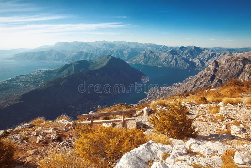 Kotor zatoka Montenegro Krajobraz Ławka above halna grań obraz royalty free Kotor zatoka Montenegro Krajobraz Ławka above halna grań obraz royalty free