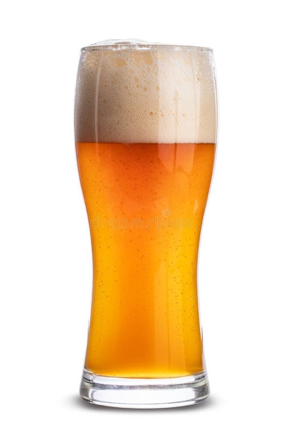 Koud die bier in een glas op witte achtergrond wordt geïsoleerd Knippende weg stock foto Koud die bier in een glas op witte achtergrond wordt geïsoleerd Knippende weg stock foto
