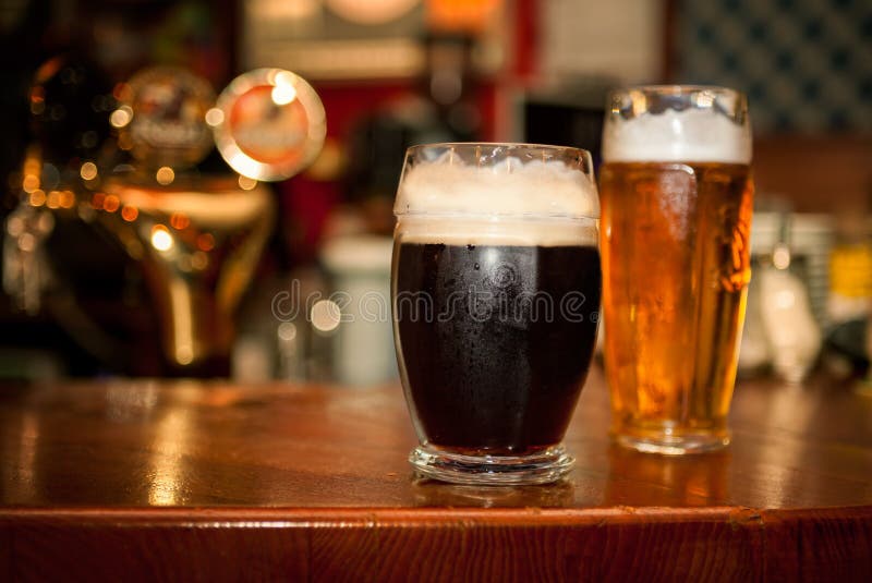 Koud donker bier in glas royalty-vrije stock afbeeldingen Koud donker bier in glas royalty-vrije stock afbeeldingen