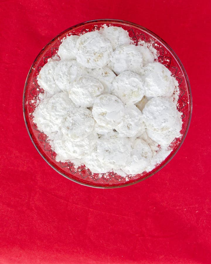 'Kourabiedes', galletas griegas tradicionales de pan corto de Navidad con fondo rojo fotos de archivo 'Kourabiedes', galletas griegas tradicionales de pan corto de Navidad con fondo rojo fotos de archivo