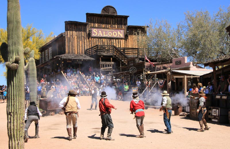 Kowbojscy Gunfighters przy Goldfield miasto widmo obrazy stock