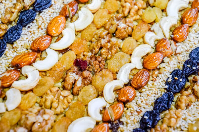 Kozinaki a couvert d'écrous et de graines Amandes, anarcadiers et raisins secs image libre de droits Kozinaki a couvert d'écrous et de graines Amandes, anarcadiers et raisins secs image libre de droits