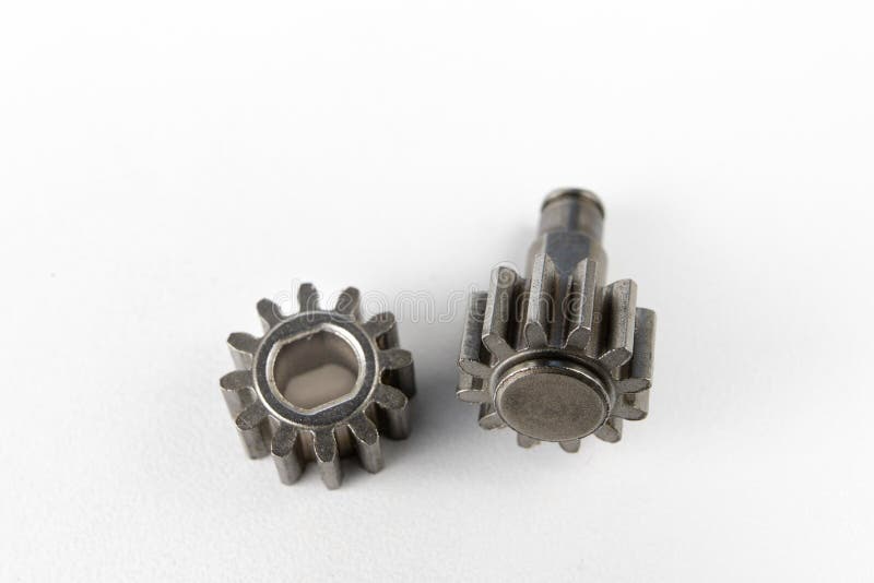 Koła dla machinalnych przekładni na białym warsztata stole Mechanica zdjęcia stock Koła dla machinalnych przekładni na białym warsztata stole Mechanica zdjęcia stock