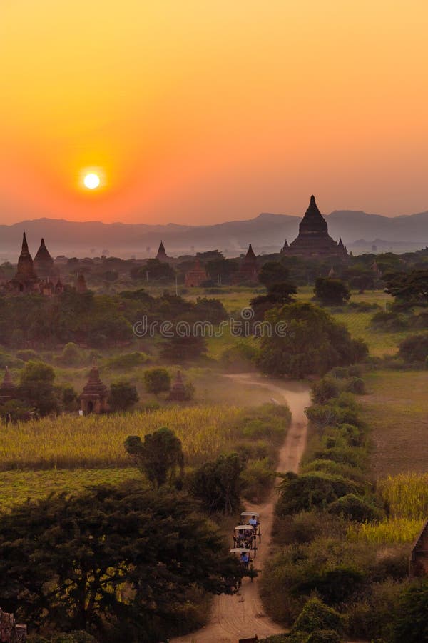 Końska fura i zmierzch, Bagan w Myanmar (Burmar) obrazy royalty free