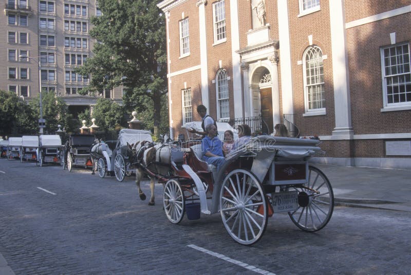 Końska i kareciana jazda w historycznym okręgu stary Filadelfia, PA, przed niezależnością Hall, dom deklaracja Inde