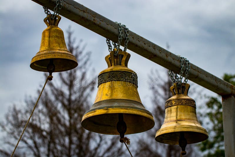 Kościelny dzwon, trzy dzwonu, dzwonu dzwonienie obrazy stock Kościelny dzwon, trzy dzwonu, dzwonu dzwonienie obrazy stock