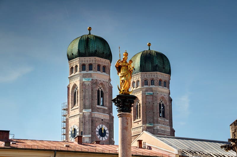 Kościół Nasz damy i Mary ` s kolumny dwa punkty zwrotni Monachium zdjęcia royalty free Kościół Nasz damy i Mary ` s kolumny dwa punkty zwrotni Monachium zdjęcia royalty free
