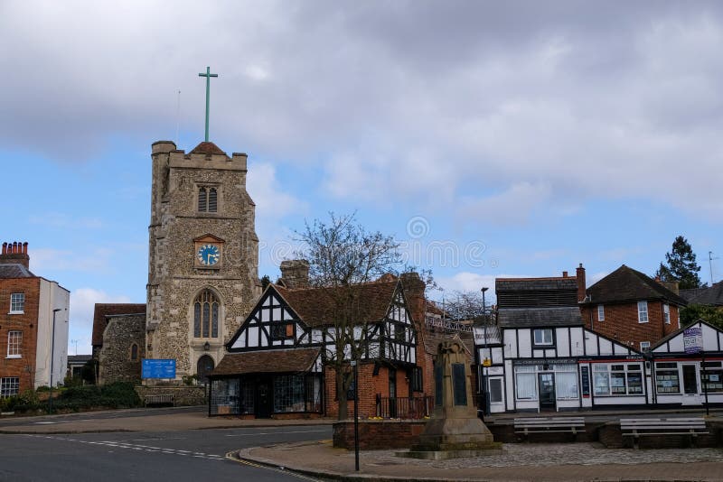 Kościół parafialny Pinner w hrabstwie high street pinner middlesex uk z zabytkowym budynkiem w połowie drewnianym tudorze. kwiaty fotografia stock