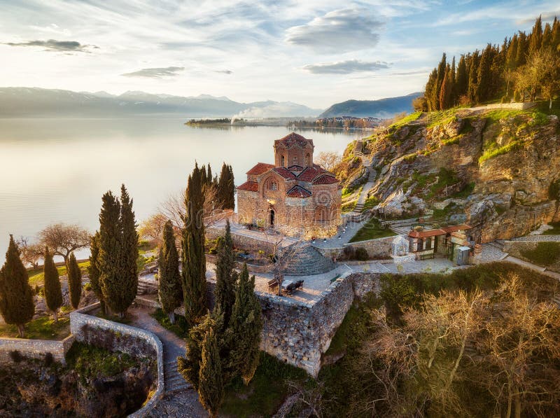 Kościół St John teolog przy Kaneo -, Ohrid, Macedonia zdjęcie stock Kościół St John teolog przy Kaneo -, Ohrid, Macedonia zdjęcie stock