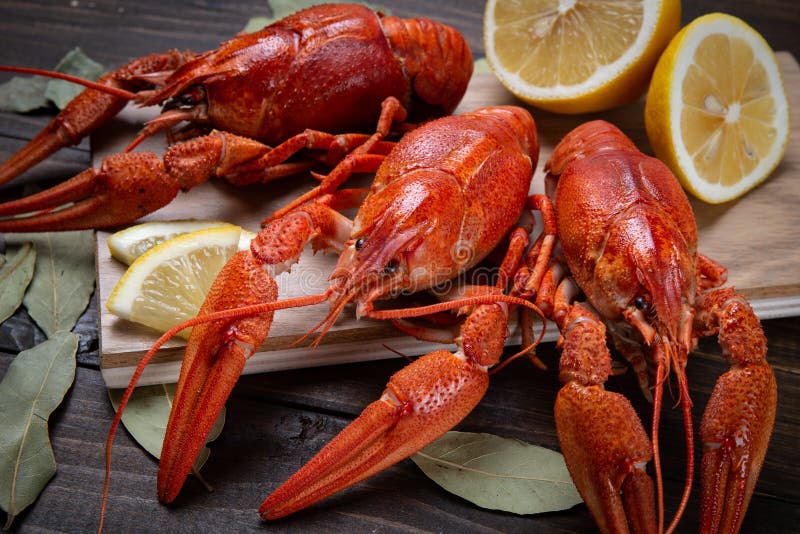 kr?fta R?da kokta crawfishes p? tabellen i lantlig stil, closeup Hummercloseup arkivbilder kr?fta R?da kokta crawfishes p? tabellen i lantlig stil, closeup Hummercloseup arkivbilder