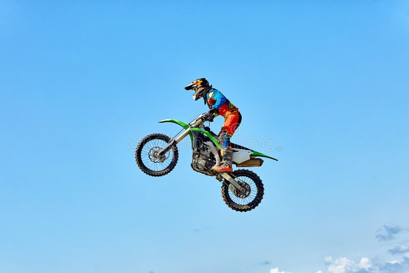Kra?cowi sporty, motocyklu doskakiwanie Motocyklista robi kra?cowemu skokowi przeciw niebu