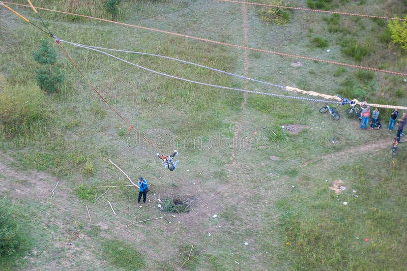 Kra?cowy skok od mostu M??czyzn skoki w bungee doskakiwaniu przy niebo parkiem zaskakuj?co szybko badaj? kra?cow? zabaw? Bungee w obrazy stock Kra?cowy skok od mostu M??czyzn skoki w bungee doskakiwaniu przy niebo parkiem zaskakuj?co szybko badaj? kra?cow? zabaw? Bungee w obrazy stock