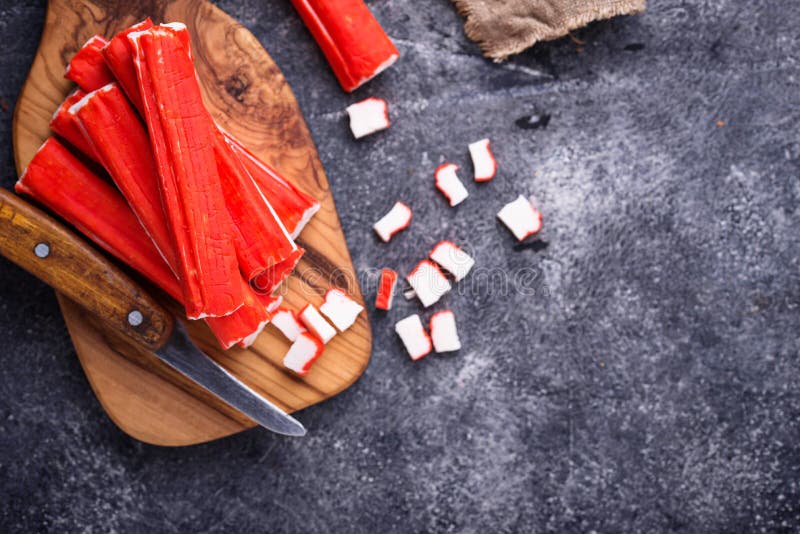Krabban klibbar surimi och kniven royaltyfri fotografi Krabban klibbar surimi och kniven royaltyfri fotografi