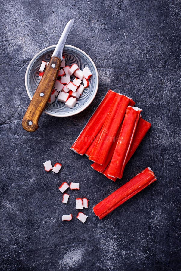Krabban klibbar surimi och kniven arkivbilder Krabban klibbar surimi och kniven arkivbilder