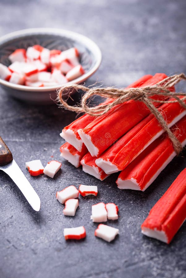 Krabban klibbar surimi och kniven royaltyfri fotografi Krabban klibbar surimi och kniven royaltyfri fotografi