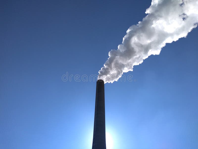 Krachtcentralestapel in de zon stock afbeeldingen Krachtcentralestapel in de zon stock afbeeldingen