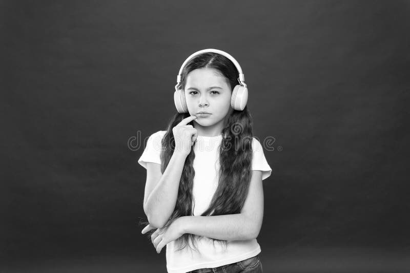 Krachtige effect muziektieners hun emoties, waarneming van wereld Het meisje luistert muziekhoofdtelefoons op rode achtergrond royalty-vrije stock afbeelding Krachtige effect muziektieners hun emoties, waarneming van wereld Het meisje luistert muziekhoofdtelefoons op rode achtergrond royalty-vrije stock afbeelding