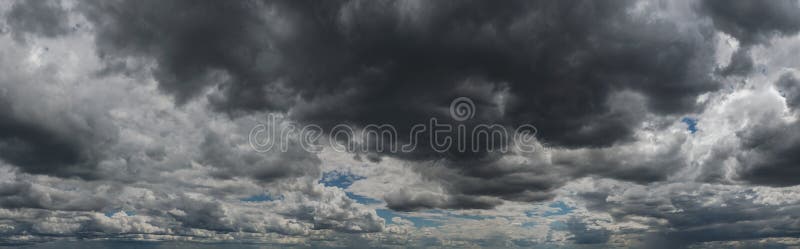 Kraftigt tät regnmoln bildande panorama royaltyfri foto