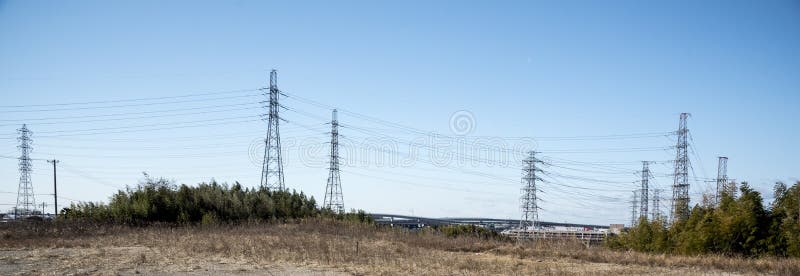 Kraftledning i naturen och himmel, landskap, teknologibegrepp royaltyfri fotografi Kraftledning i naturen och himmel, landskap, teknologibegrepp royaltyfri fotografi