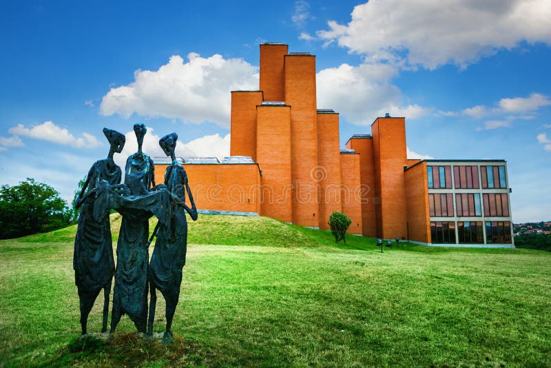 Kragujevac, Serbia - 17 Lipiec, 2016: Rzeźba przeznaczenie narratorzy przed Pamiątkowym muzeum 21 Październik w Kragu i parkiem zdjęcie stock Kragujevac, Serbia - 17 Lipiec, 2016: Rzeźba przeznaczenie narratorzy przed Pamiątkowym muzeum 21 Październik w Kragu i parkiem zdjęcie stock