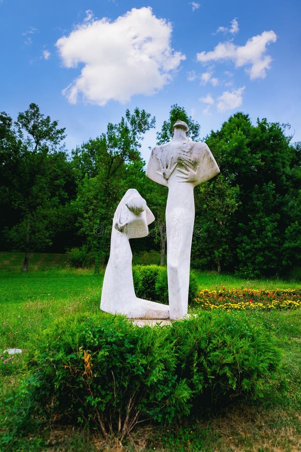 Kragujevac Serbien - 17 Juli, 2016: Monumentet av Pain och som förargar i Sumarice Memorial Park nära Kragujevac i Serbien arkivbilder Kragujevac Serbien - 17 Juli, 2016: Monumentet av Pain och som förargar i Sumarice Memorial Park nära Kragujevac i Serbien arkivbilder