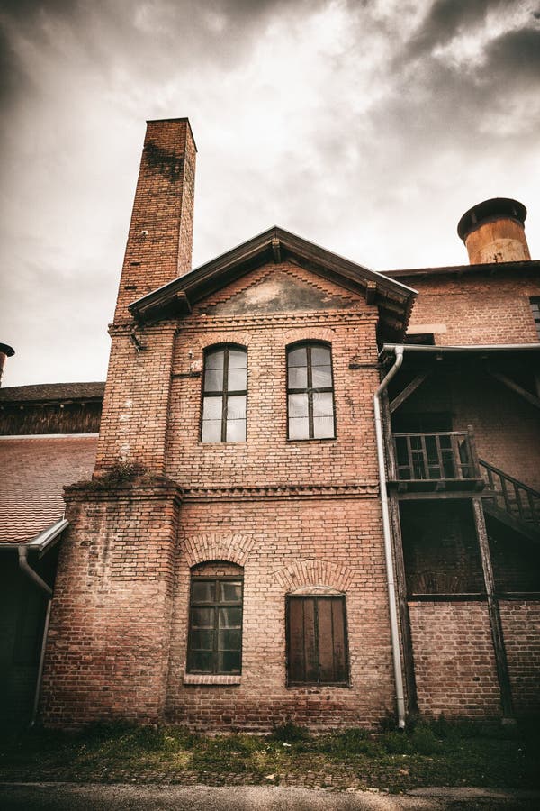 Kragujevac, Serbien - 18. Juli 2016: Museum von Stara Livnica, findet nahe alter Fabrik in Kragujevac, Serbien Wunderbares Gebäud stockbild Kragujevac, Serbien - 18. Juli 2016: Museum von Stara Livnica, findet nahe alter Fabrik in Kragujevac, Serbien Wunderbares Gebäud stockbild